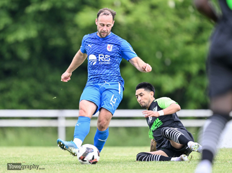 SG Barockstadt II - SV Neuhof: Peter Liebermann mit Nestor Raul Orellana