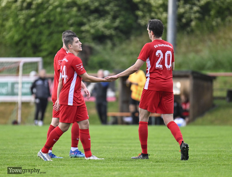 SV Hofbieber - TSG Bebra: Noah Gradl mit Alexander Scholz