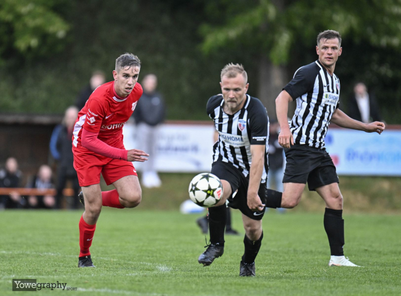 SV Hofbieber - TSG Bebra: Yannik Bleuel mit Marvin Schade
