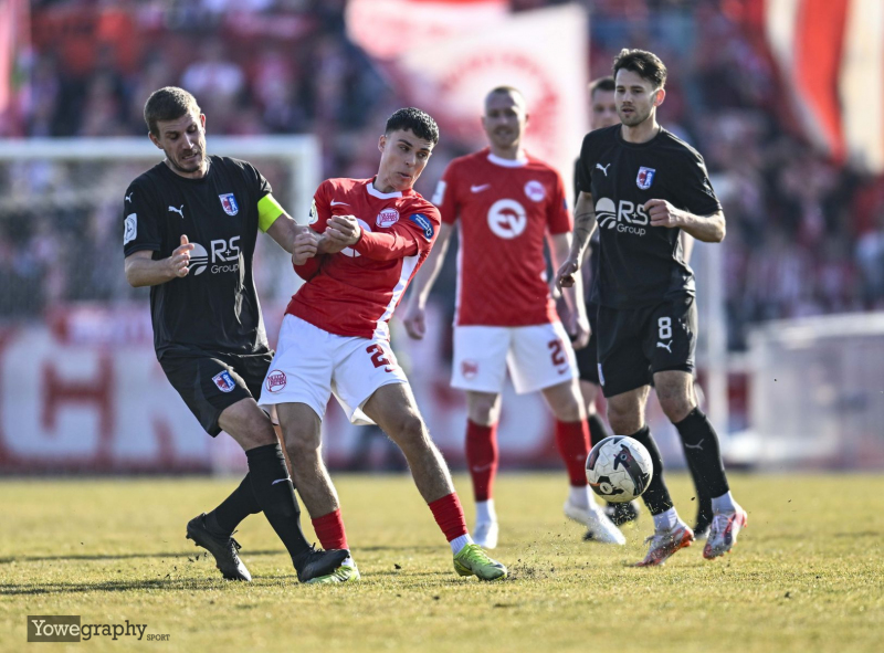 SG Barockstadt - Offenbacher Kickers: Patrick Schaaf gegen Almin Mesanovic