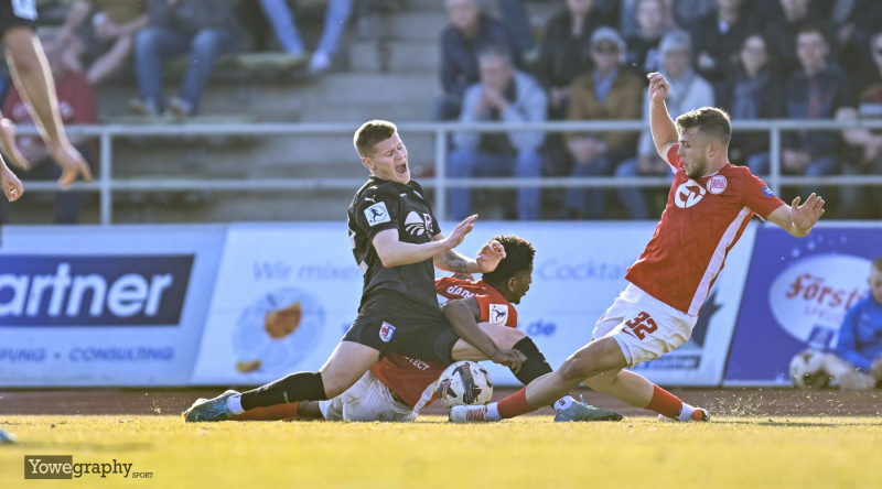 SG Barockstadt - Offenbacher Kickers: Moritz Reinhard mit Vincent Moreno Giesel