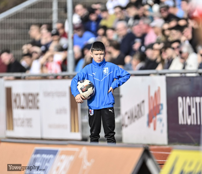 SG Barockstadt - Offenbacher Kickers: Ball Junge