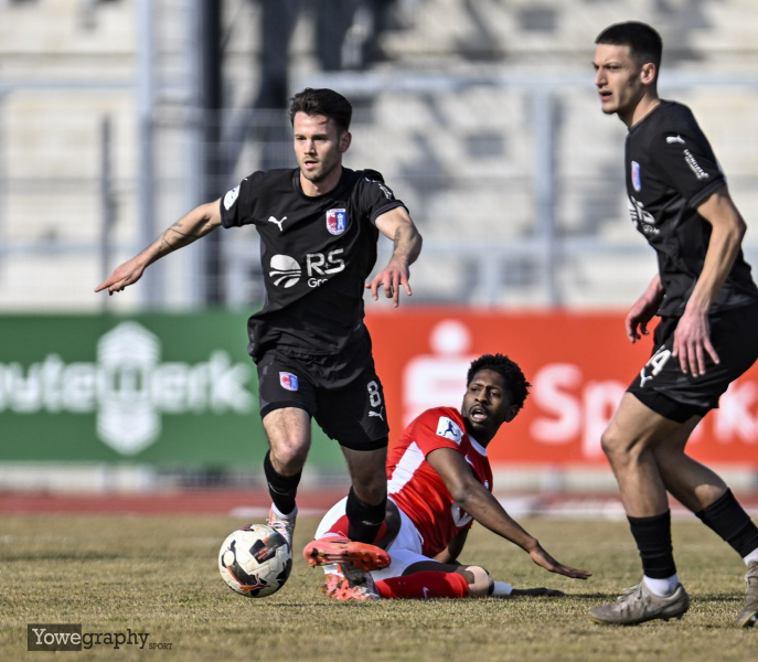 SG Barockstadt - Offenbacher Kickers: Boubacar Barry gegen Leon Pomnitz