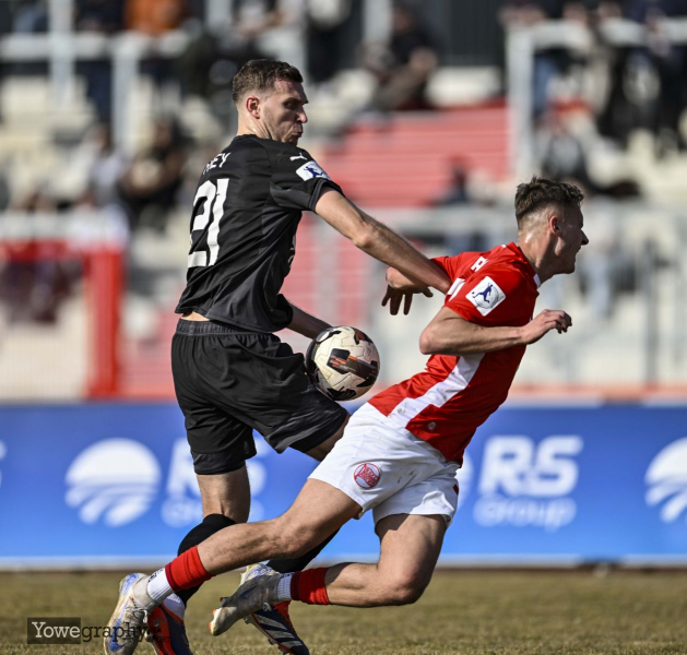 SG Barockstadt - Offenbacher Kickers: Aaron Frey gegen Jan Urbich