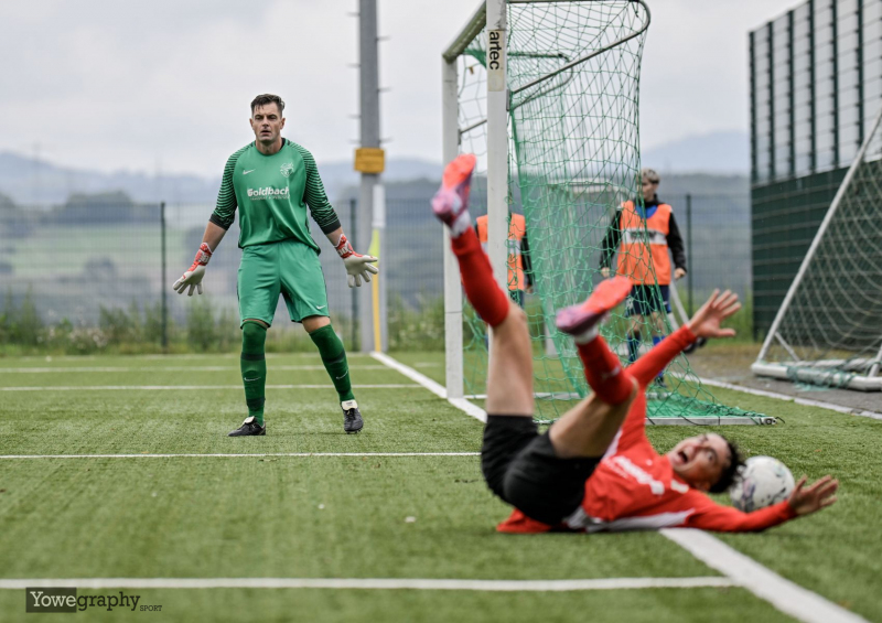 TSV Künzell - FSV Thalau: Sebastian Wasserka mit Adrian Waldmann