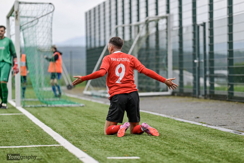 TSV Künzell - FSV Thalau: Sebastian Wasserka mit Adrian Waldmann