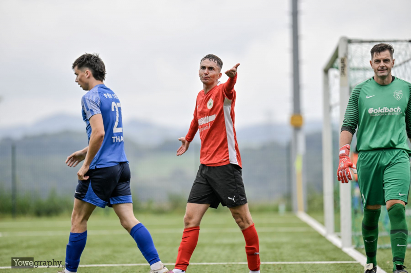 TSV Künzell - FSV Thalau: Sebastian Wasserka mit Adrian Waldmann