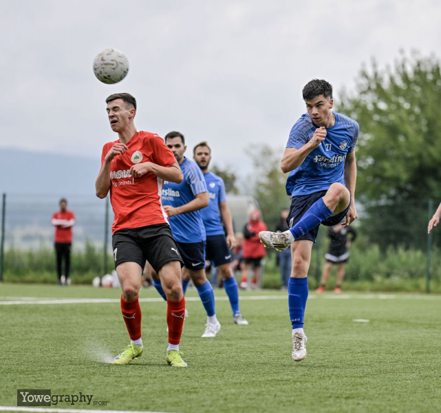 TSV Künzell - FSV Thalau: Noah Löhmer mit Philipp Kraus