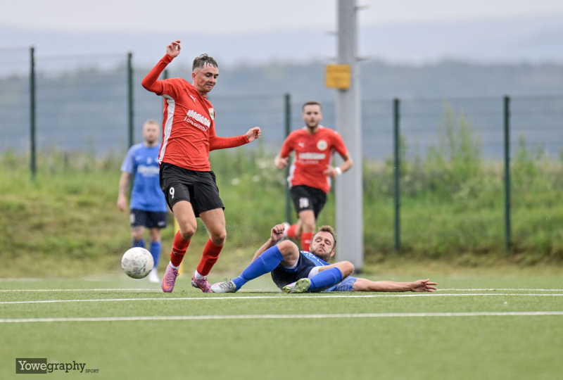 TSV Künzell - FSV Thalau: Adrian Waldmann mit Marc-Kevin Döbler