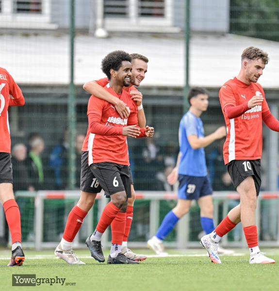 TSV Künzell - FSV Thalau: Munir Tekleyes mit Marcel Huder