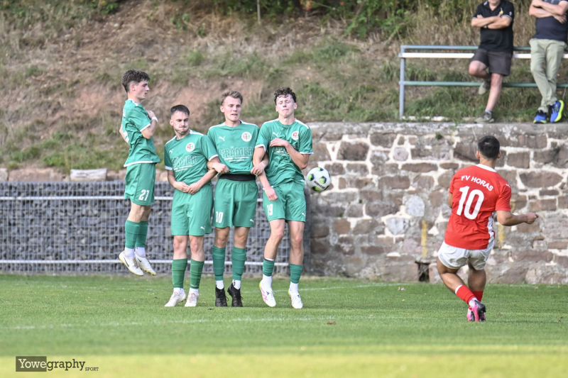 FV Horas - SG Edelzell Engelhelms: Karim Attatbi gegen Mauer