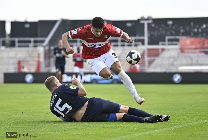SG Barockstadt - TSG Balingen: Marius Grösch grätscht Marko Pilic
