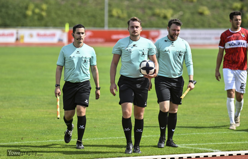 SG Barockstadt - TSG Balingen: SR Torben Huss mit SRA Julian Geid und Marco Niebergall