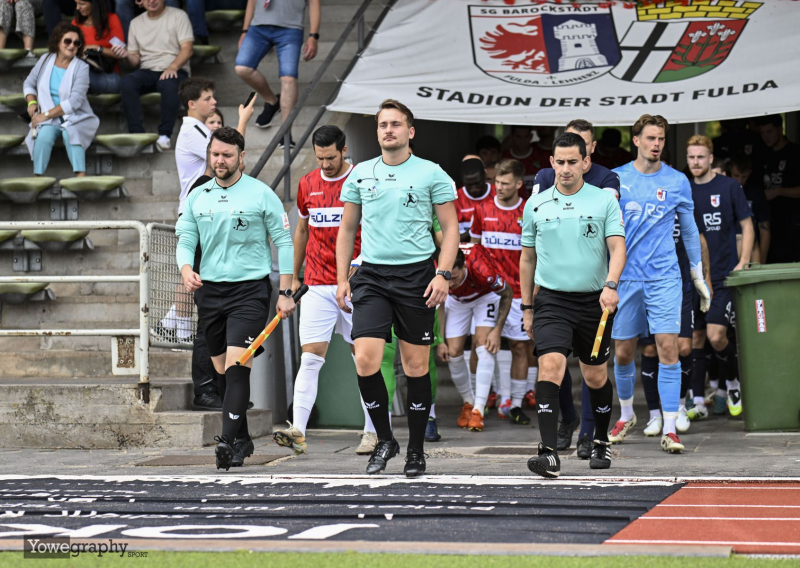 SG Barockstadt - TSG Balingen: SR Torben Huss mit SRA Julian Geid und Marco Niebergall