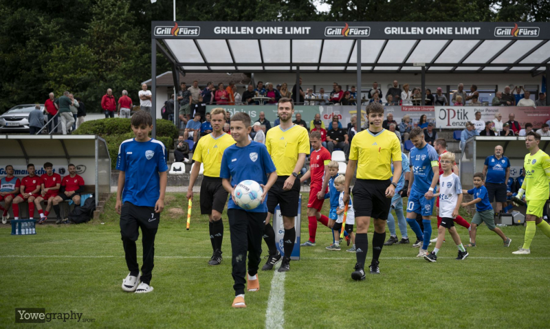 FC Eichenzell - SV Hofbieber: SR Jannis Jäschke mit SRA Johannes Naumann und Matteo Bernstein