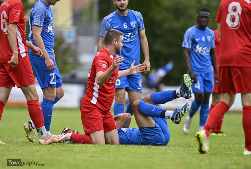 FC Eichenzell - SV Hofbieber: Kevin Krieger trifft Dejan Milenkovski unglücklich
