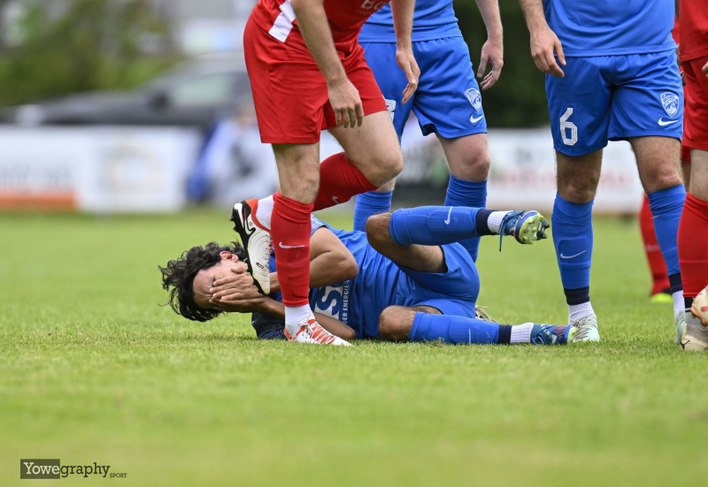 FC Eichenzell - SV Hofbieber: Kevin Krieger trifft Dejan Milenkovski unglücklich