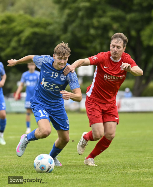 FC Eichenzell - SV Hofbieber: James Sawatzky gegen Lukas Budenz