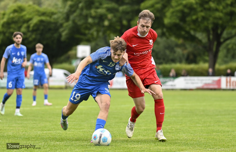 FC Eichenzell - SV Hofbieber: James Sawatzky gegen Lukas Budenz