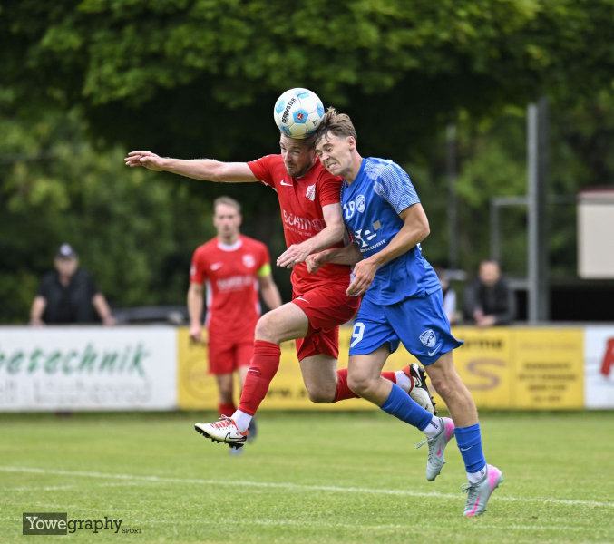 FC Eichenzell - SV Hofbieber: Kevin Krieger gegen James Sawatzky