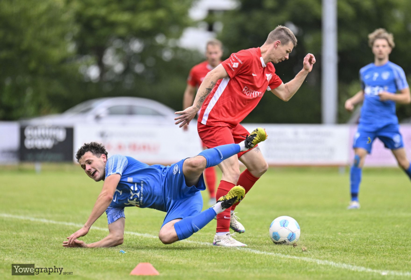 FC Eichenzell - SV Hofbieber: David Heil mit Torsten Müller