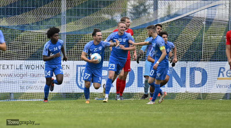 FC Eichenzell - SV Hofbieber: Marc Röhrig mit Moritz Reith