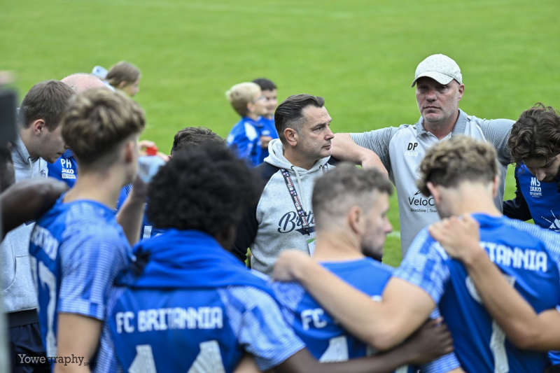 FC Eichenzell - SV Hofbieber: Romeo Andrijasevic mit Daniel Pfeiffer