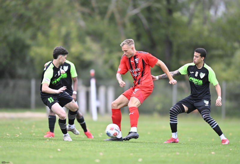 SG Bronnzell - SV Neuhof: Tim Horenkamp gegen Eduardo Miguel Molinari