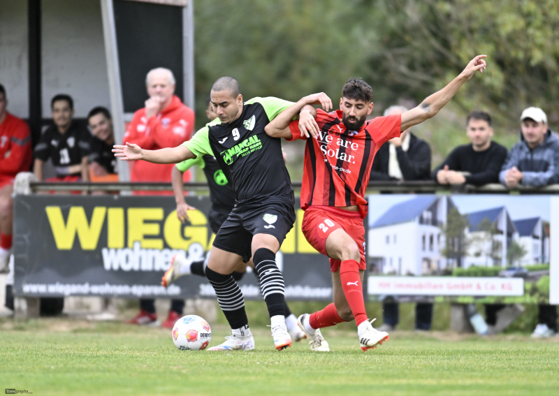 SG Bronnzell - SV Neuhof: Alberto De Souza SantAnna Silva gegen Tayyip Akkilinc