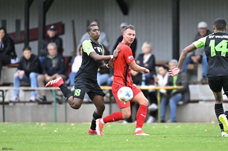SG Bronnzell - SV Neuhof: Kayky De Miranda Portela gegen Marek Weber