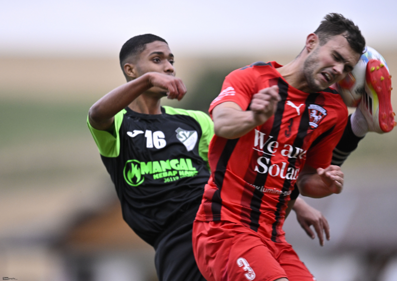 SG Bronnzell - SV Neuhof: Pyerre De Oliveira Linhares gegen Justus Schneider
