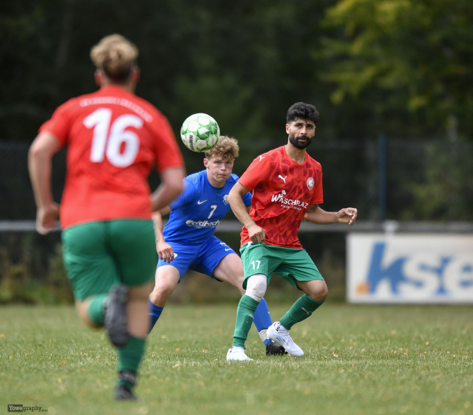 FSV Thalau II - SG Künzell III Bachrain II: Korbinian Gross gegen Akbar Musawi