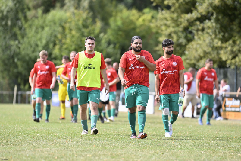 FSV Thalau II - SG Künzell III Bachrain II: Said Can links daneben Henry Hartmann