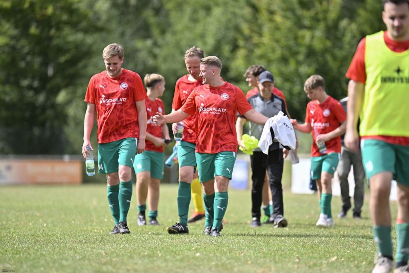 FSV Thalau II - SG Künzell III Bachrain II: Simon Köhler mit Felix Pappert