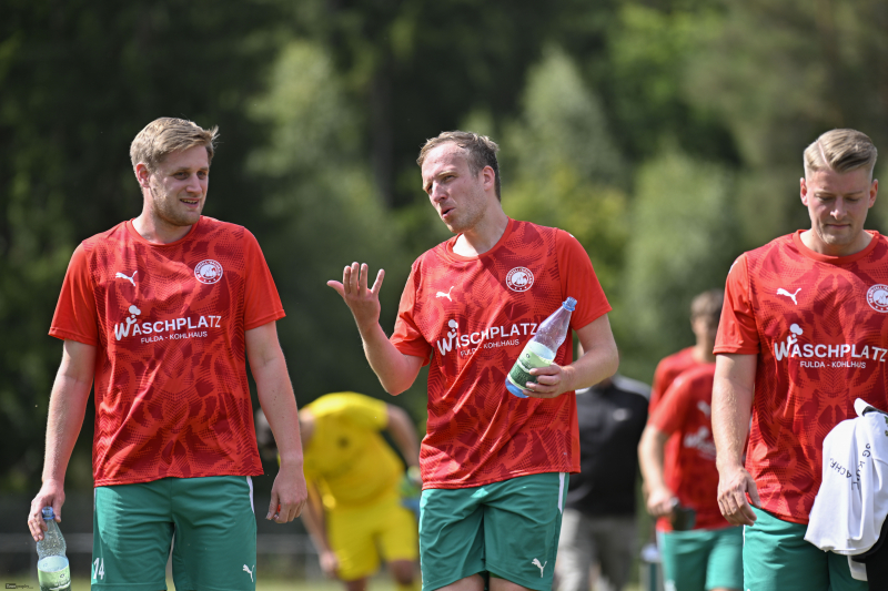 FSV Thalau II - SG Künzell III Bachrain II: Dominik Katzer mit Felix Pappert