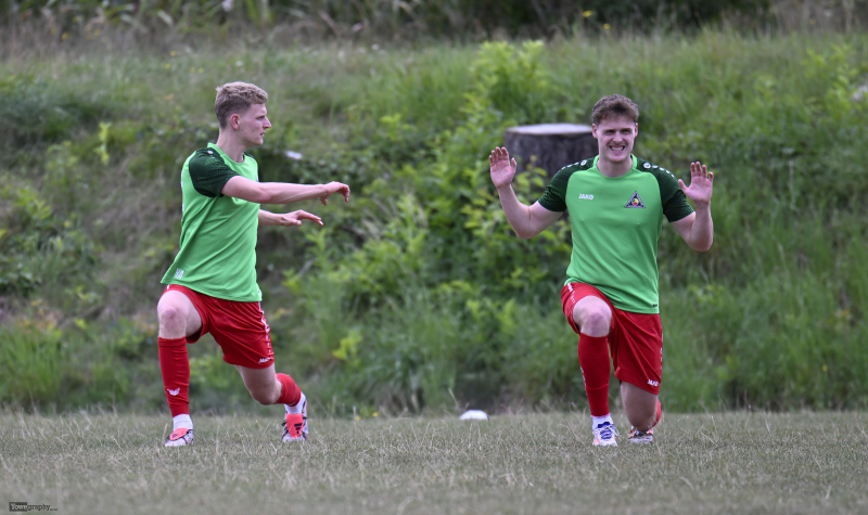 FSV Thalau - SV Großenlüder: Hendrk Auth mit Henrik Ziegler