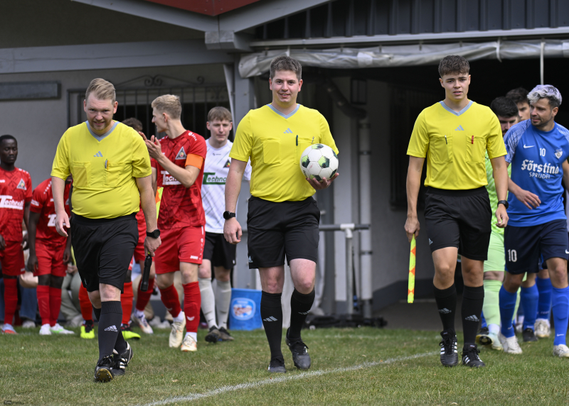 FSV Thalau - SV Großenlüder: Kevin Eberheim mit Johannes Naumann und Andy Aledter - Schiedsrichter
