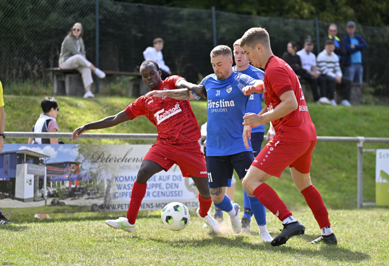 FSV Thalau - SV Großenlüder: Yannick Hohmann zwischen Tinotenda Phiri und Steffen lüdicke