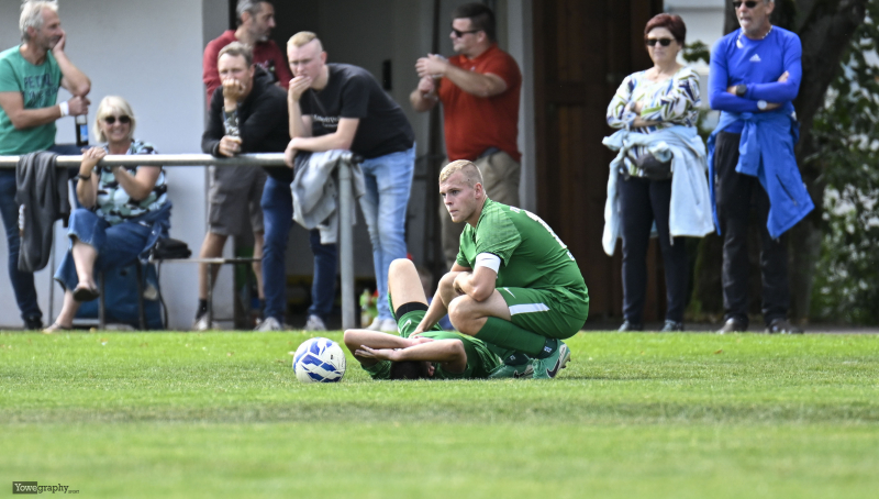 TSV Weyhers - TSG Lütter: Florian Schertell kümmert sich um Mario Schlott