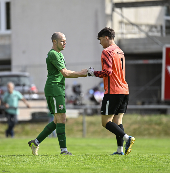 TSV Weyhers - TSG Lütter: Marius Arnold mit Max Müllers