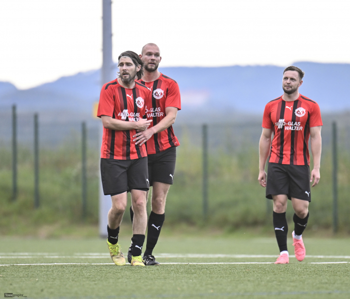 TSV Künzell II - SG Dietershausen Friesenhausen: Marius Link mit Julius Zink und Louis Henkel