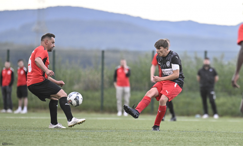 TSV Künzell II - SG Dietershausen Friesenhausen: Imal Schersadeh mit Fabio Diegelmann