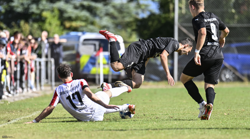 SG Sickels - SG Bronnzell: Cedric Bickert foult Justus Schneider