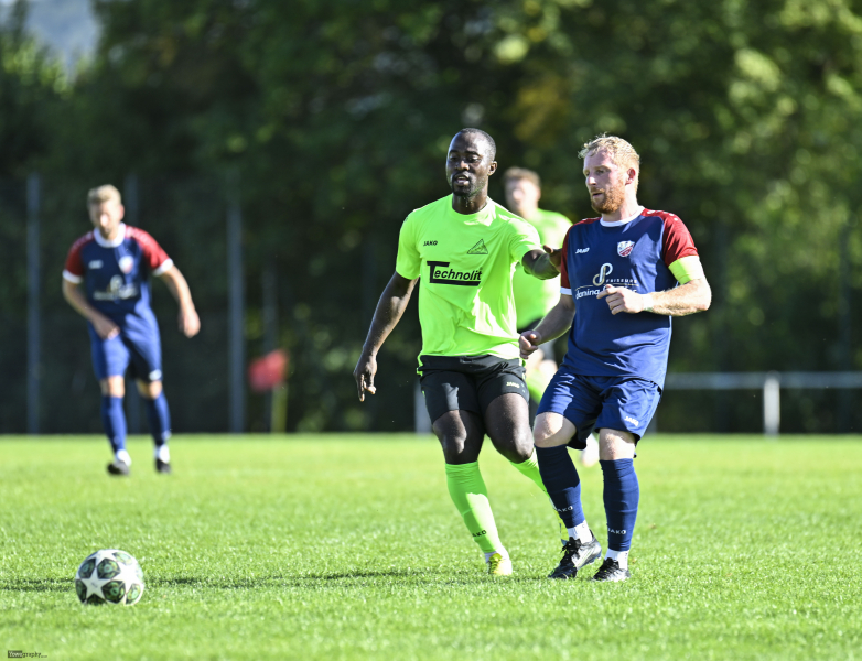 SV Großenlüder - SG Neuenstein: Roger Mouangue Mouangue gegen Andre Deneke