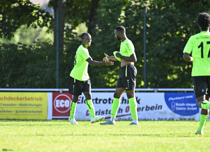 SV Großenlüder - SG Neuenstein: Tinotenda Phiri mit Victorien Severin Banlog Mvondo