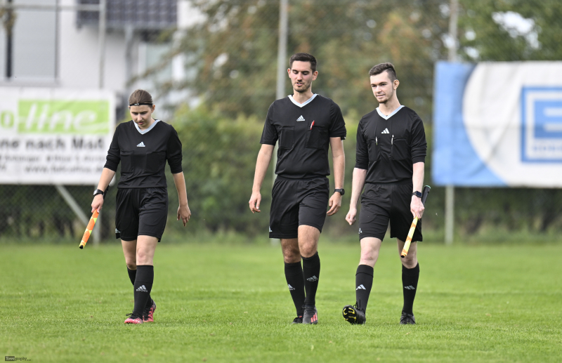 SV Hofbieber - SV Steinbach: SR Florian Carls mit SRA Nikals Martin und SRA Lena Alhelm