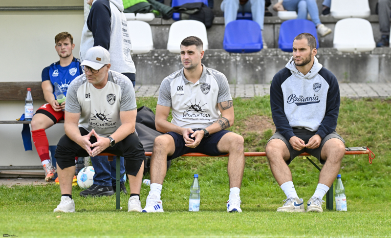 FC Eichenzell - SV Flieden: Daniel Pfeiffer mit Daniel Kratz und Heiko Rützel
