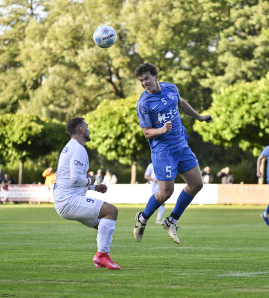 FC Eichenzell - SV Flieden: Jonas Nitz gegen Ronaldo Zenuni