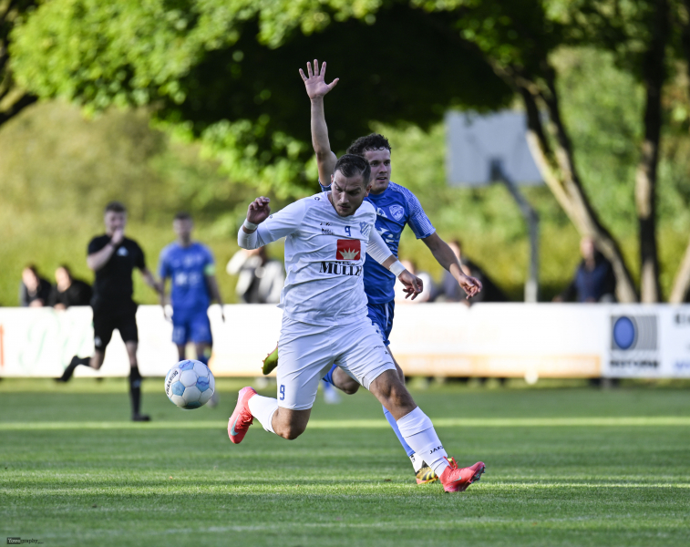 FC Eichenzell - SV Flieden: Ronaldo Zenuni gegen David Heil