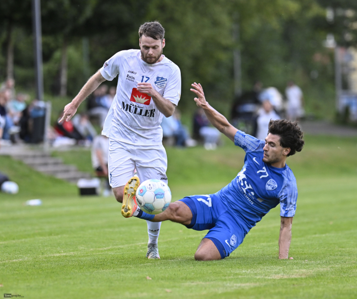 FC Eichenzell - SV Flieden: Pascal Manss gegen Arnis Mulaj